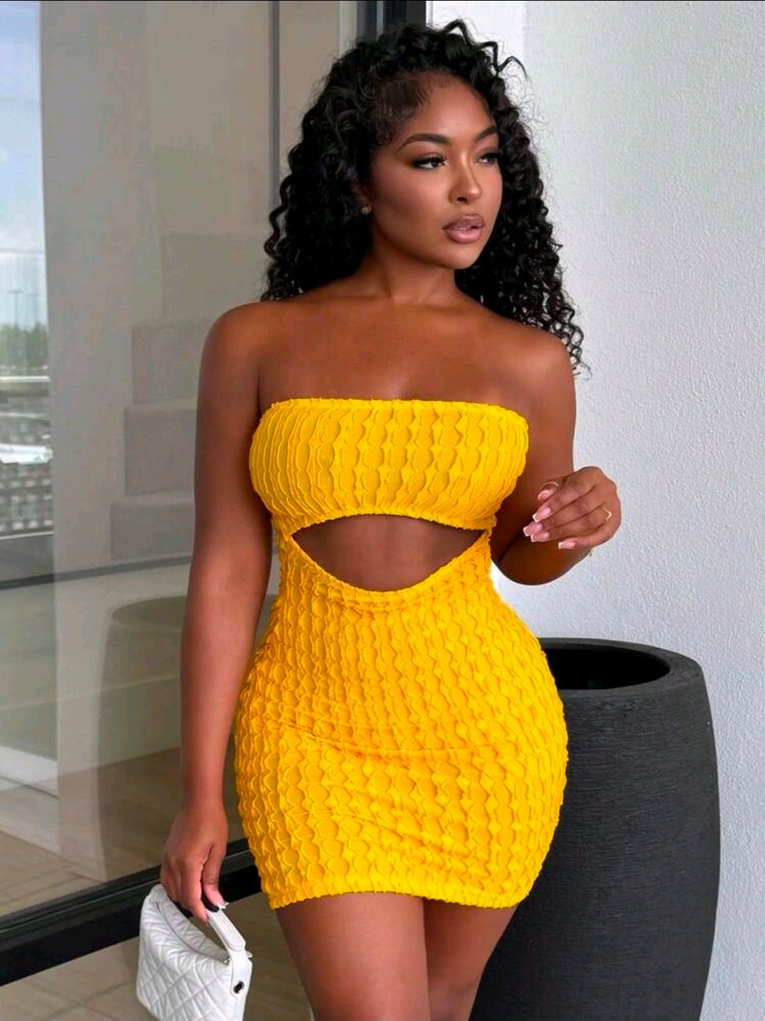 Mini vestido amarillo con abertura