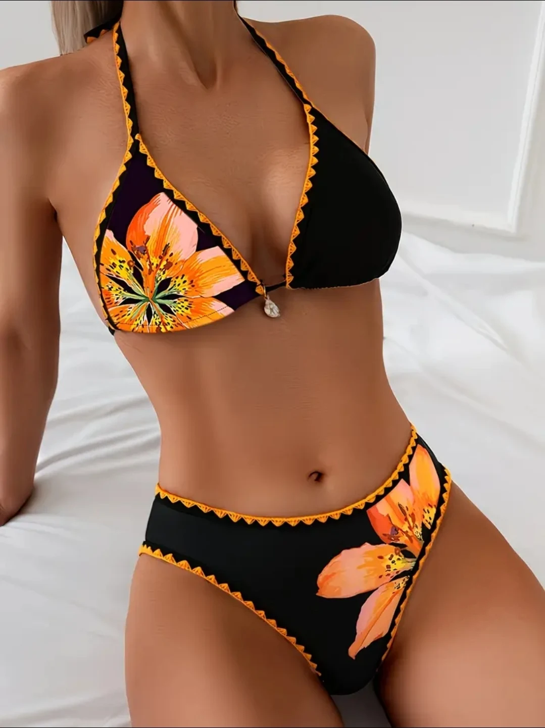 Bikini negro y naranja floral