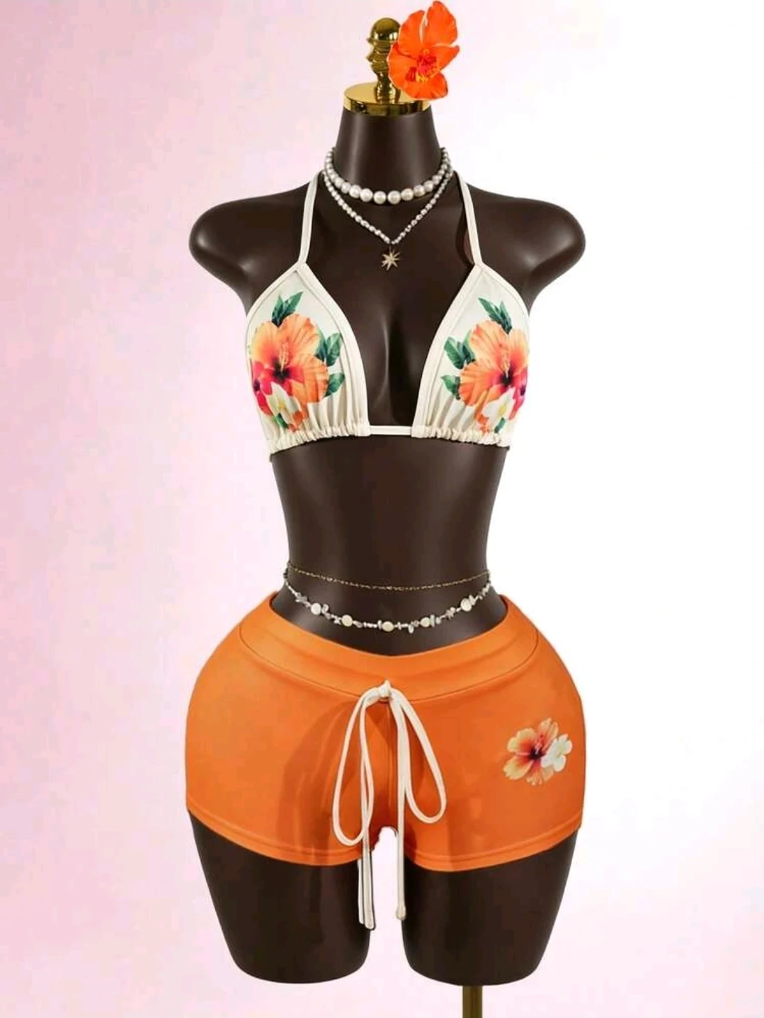Bikini floral blanco con short naranja