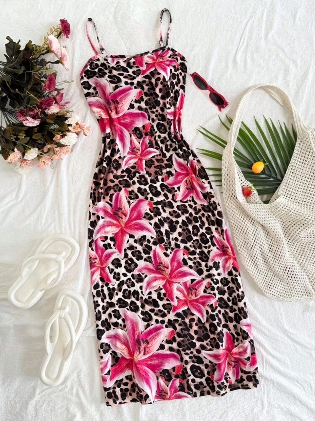 Vestido rosa floral con contraste leopardo para niña