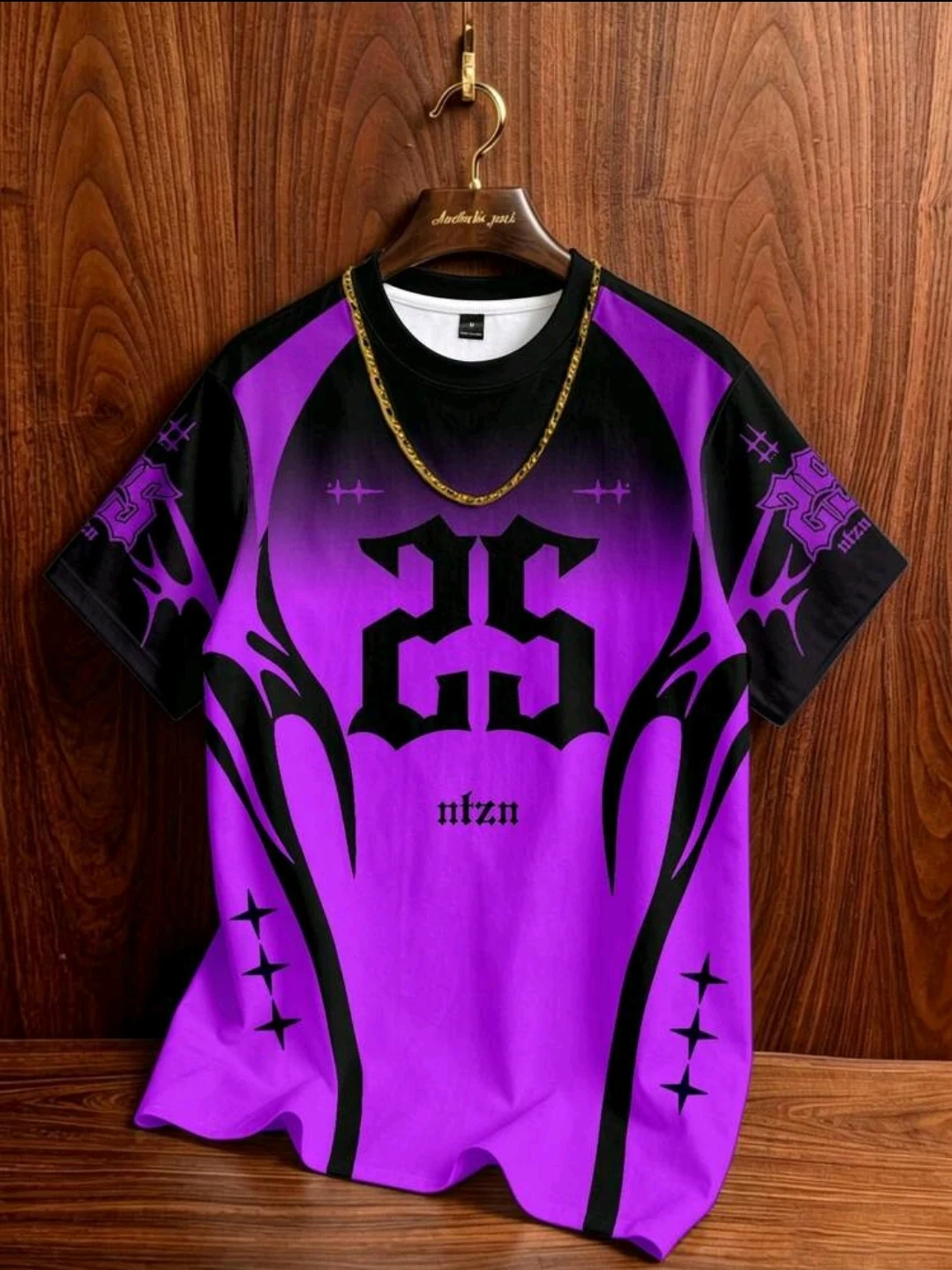 Camiseta deportiva morada número 25