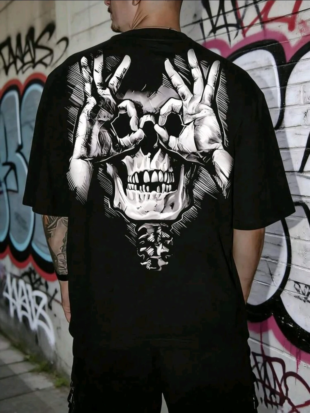 Camiseta negra con manos de esqueleto