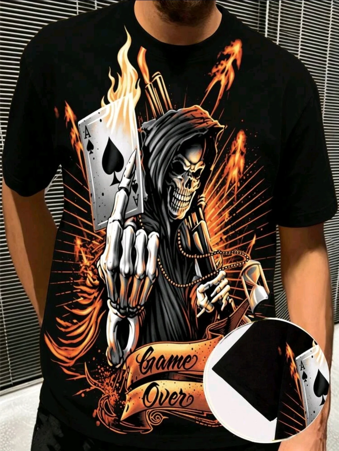 Camiseta negra con naipes y segador