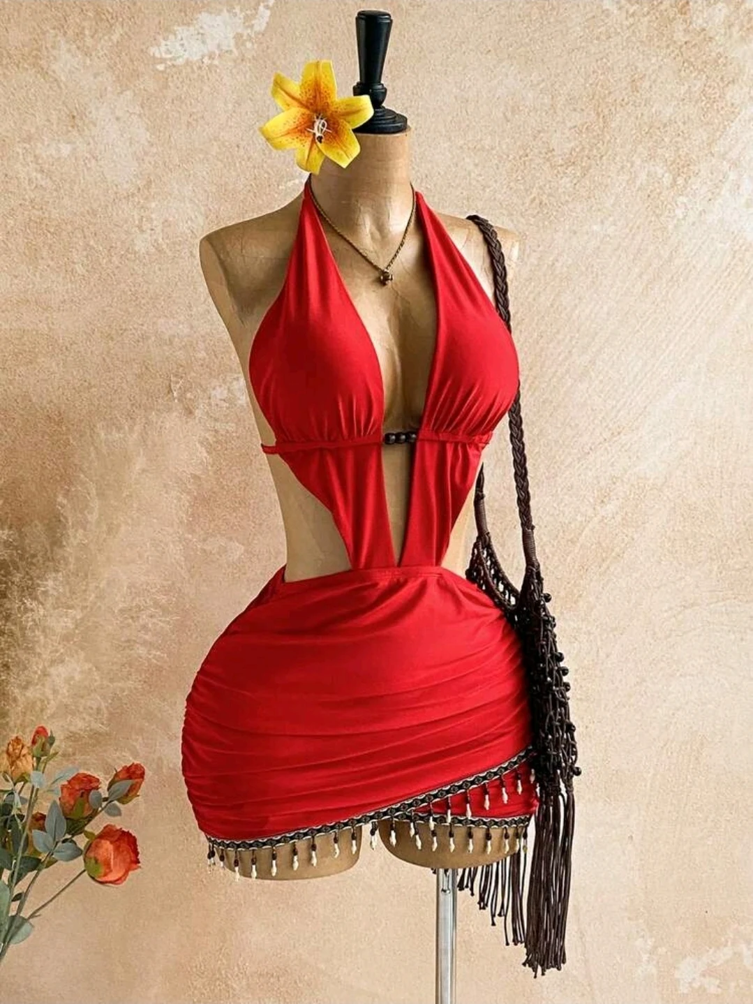 Mini vestido rojo halter con recortes