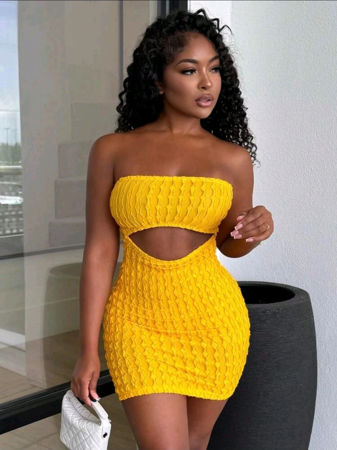 Mini vestido amarillo tejido con recortes